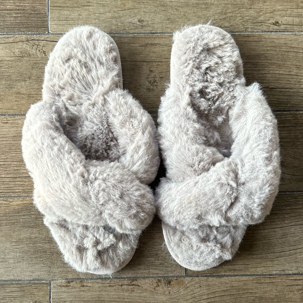 LOFT Women's Faux Fur Twist Slippers, Size L 9-10